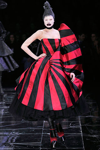 Vestido bailarina strapless rayado negro rojo Alexander Mcqueen